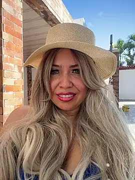 IsaSantoDomingo online show from November 29, 2:43 pm