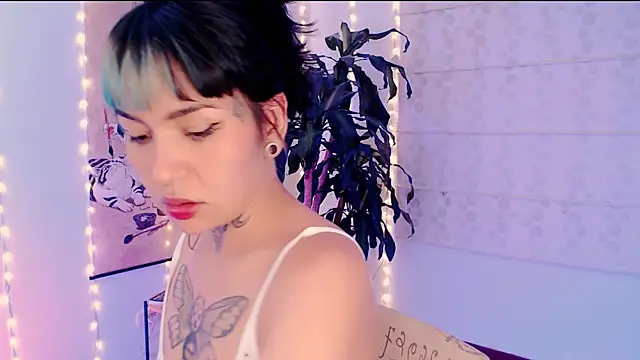 justmartina  online show from April 8, 1:52 am