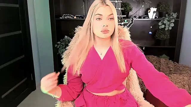 HyileyClark online show from December 15, 9:36 am