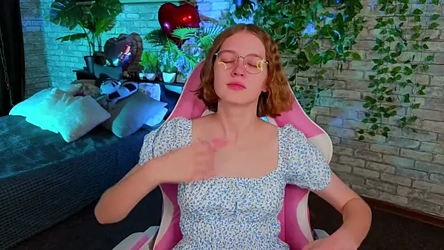 Mia Mooore online show from February 9, 1:35 pm