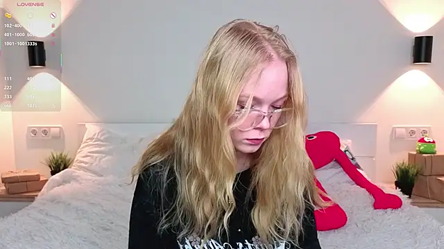 GhisllaineWestler online show from March 2, 4:34 am