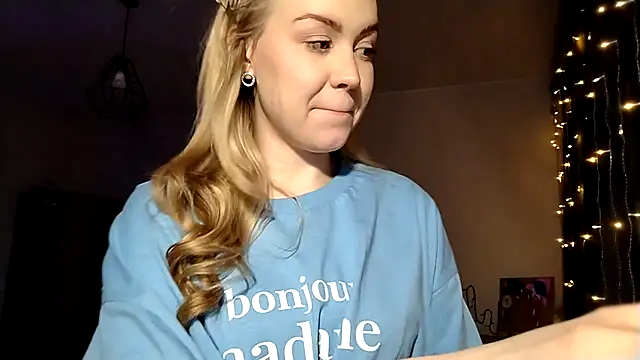 LunaPeony online show from March 21, 9:09 pm