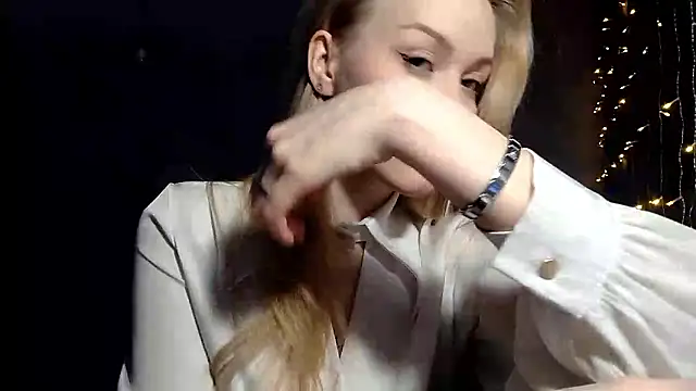 LunaPeony online show from March 26, 6:42 pm