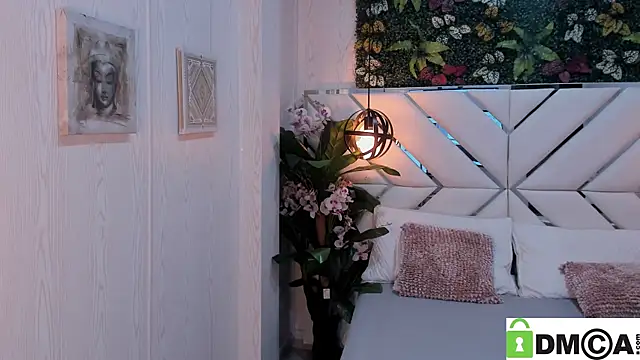 Lolaliips online show from December 3, 12:40 pm