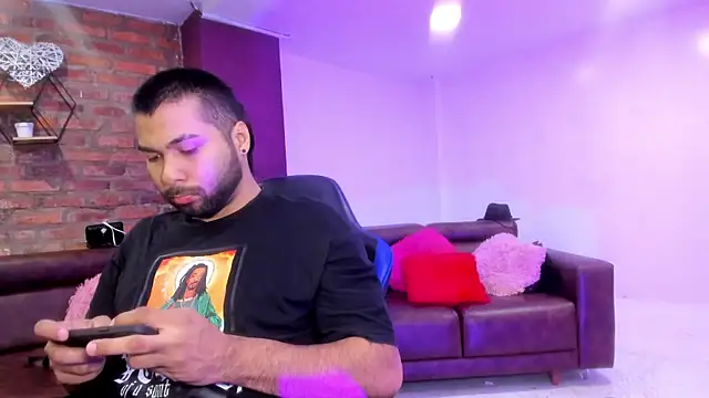 HotThreesoome online show from January 10, 1:38 pm