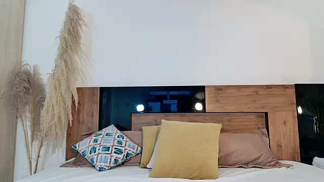 LucyHanks online show from March 6, 12:44 pm