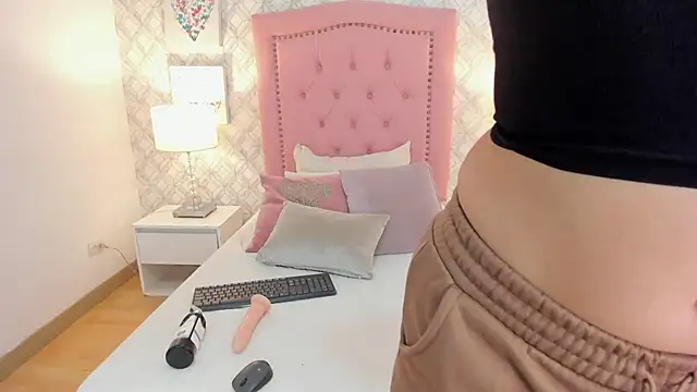 marthina adams online show from December 14, 12:00 pm