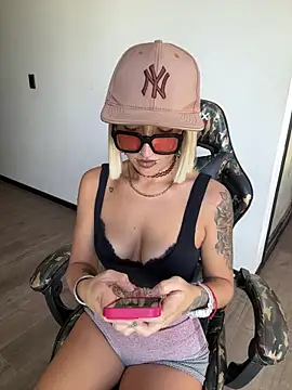 lolalatinaa online show from February 20, 9:04 pm