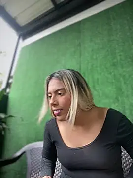 MiaSizzle online show from March 5, 8:15 pm