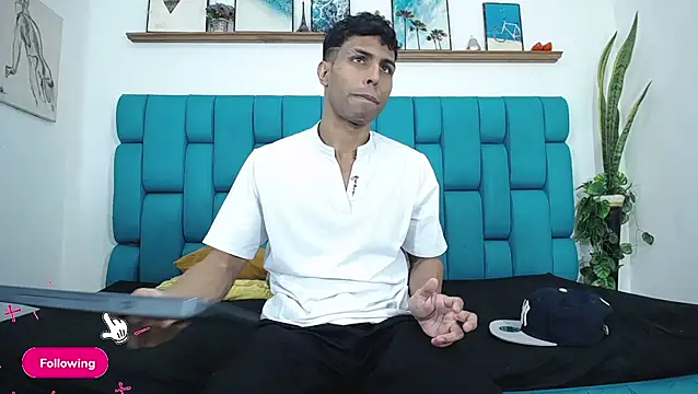 Interracial Snow Bunny online show from April 11, 9:18 pm