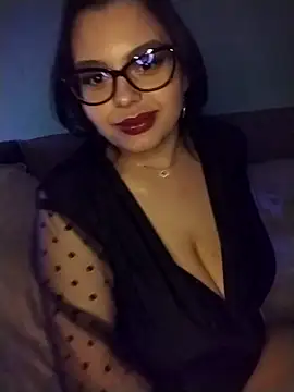 laillaluxe online show from March 9, 8:45 pm