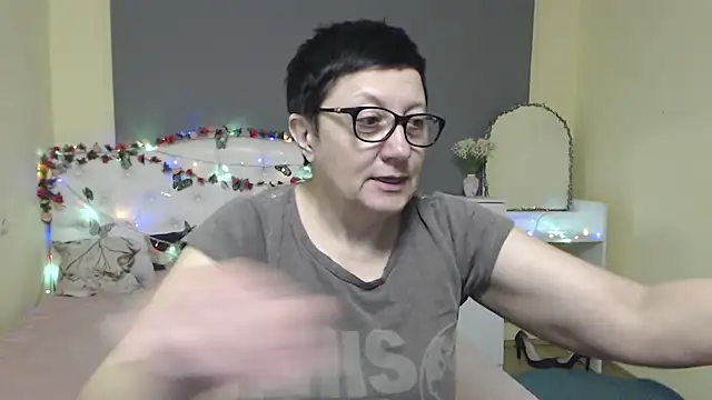 EmilyL0ve online show from March 15, 6:15 am