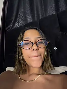 vicky bass  online show from June 19, 3:00 am