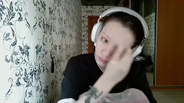 LxayBloom online show from April 11, 7:25 am