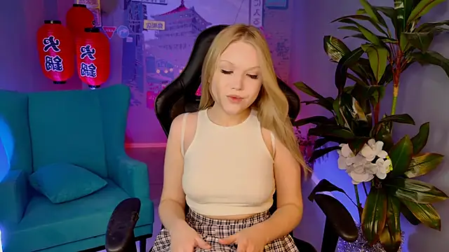 ChloeWhite online show from January 11, 2:00 pm