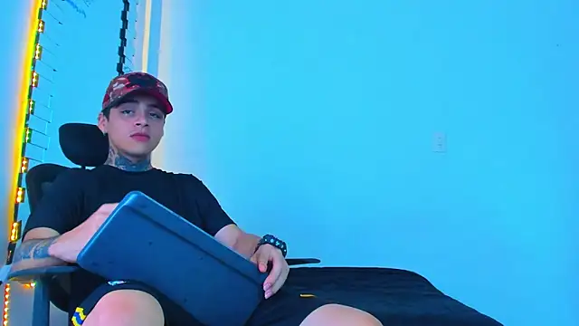 Thomas-Wil online show from February 27, 9:58 pm