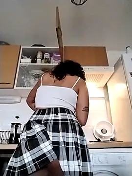 therealsun8 online show from April 10, 6:52 am