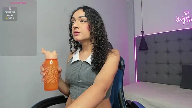 scarletcherry18 online show from April 16, 4:02 am