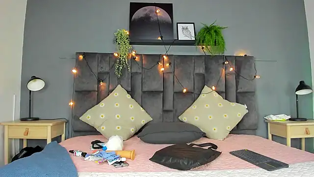 ChloeeMiller   online show from February 5, 11:35 am