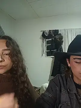 AlexxaAndRileyy online show from June 3, 12:01 am