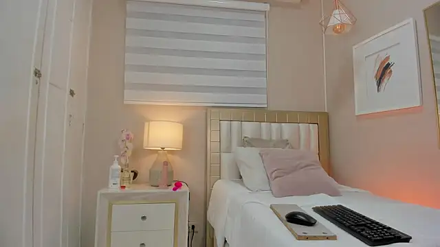 isabela  x online show from July 6, 11:37 am