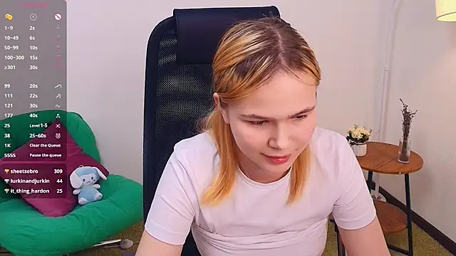 OwlLynn online show from April 26, 1:42 pm