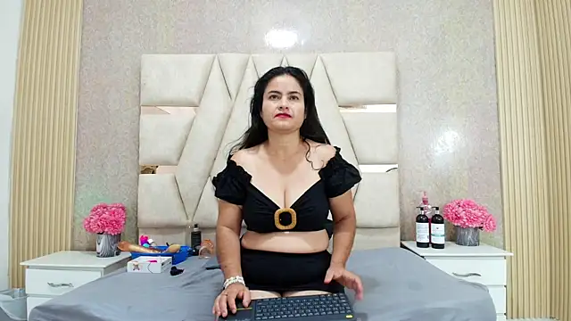 CrystallGomes online show from April 10, 9:26 am