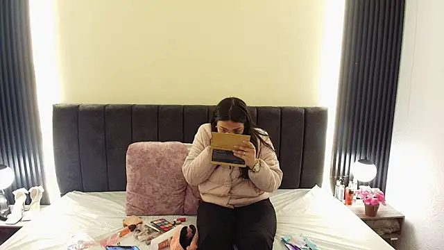 IvonneRoss  online show from March 24, 11:59 am