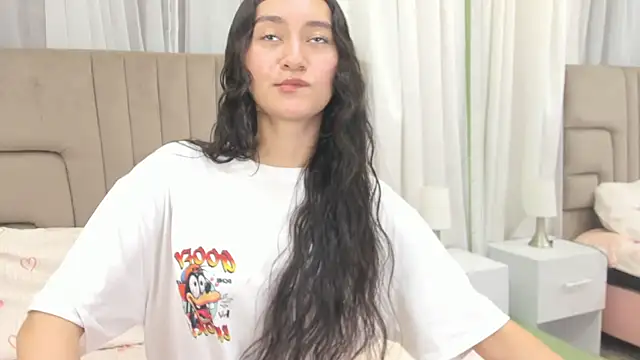 isabella nowa online show from April 10, 12:00 pm