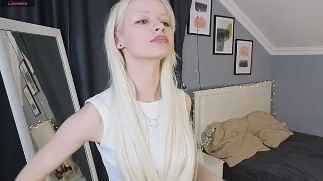 Naomi Demio online show from April 4, 1:43 pm