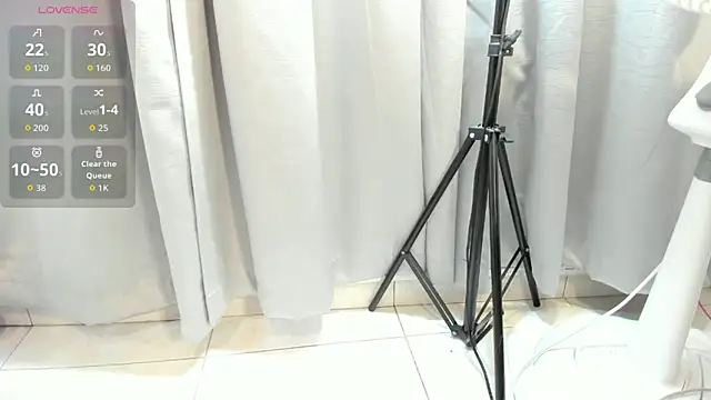 DomenicaW online show from March 3, 8:04 pm