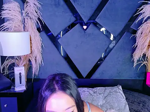 KylieWhitee online show from February 18, 2:05 pm