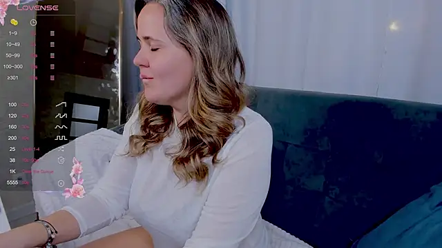 LilyBel online show from April 14, 8:25 am