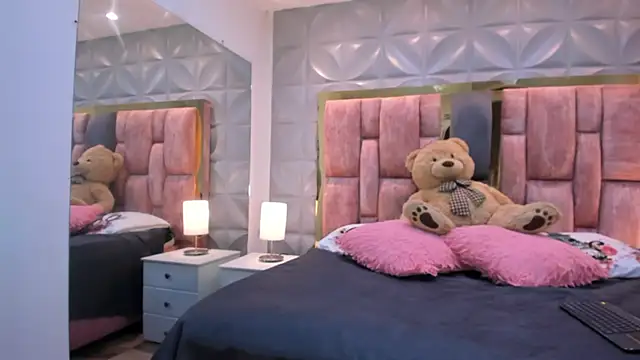 Paris Velvet online show from April 17, 10:56 pm