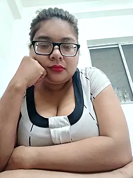 Elie Hallway online show from April 3, 7:12 pm