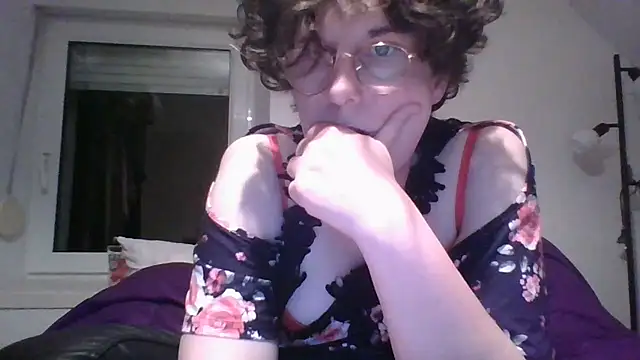 OIseauNoir88 online show from April 4, 7:45 pm