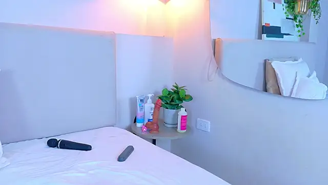 VioletBloomm online show from April 10, 11:49 am