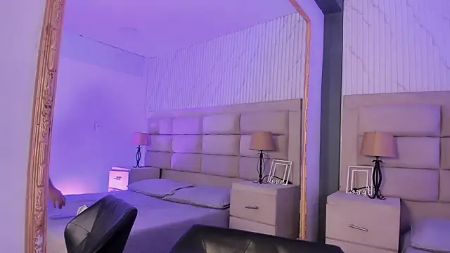 CarolineFyre online show from March 10, 2:43 pm