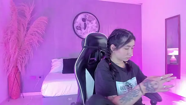 charlottee27  online show from July 17, 1:54 am