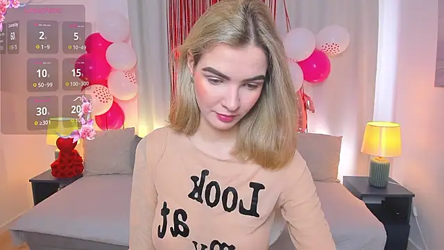 SinLuna  online show from February 15, 1:10 pm