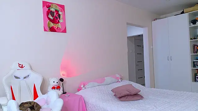 peachiee  online show from March 16, 5:44 am