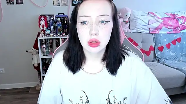 MollysLand online show from March 24, 9:03 am