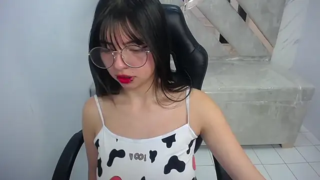 elizabeth t  online show from March 16, 1:04 pm