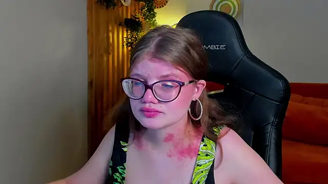 ChloeHalses online show from April 14, 5:07 am