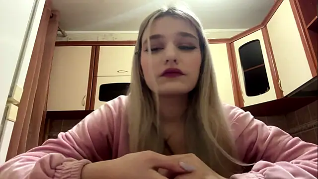 MiaBerlateen online show from February 13, 3:35 pm