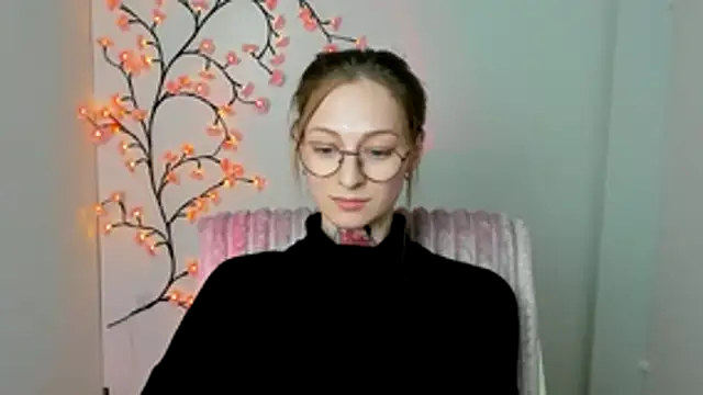 Esmi Winter online show from April 7, 6:54 pm