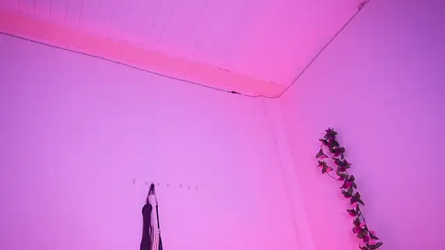 TiffanySander online show from April 11, 7:45 am