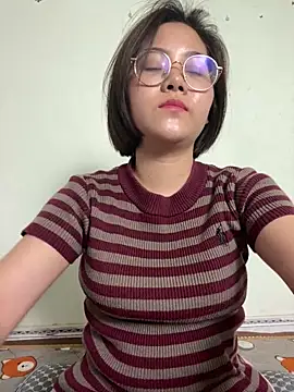 linhanhtran online show from March 13, 9:05 pm