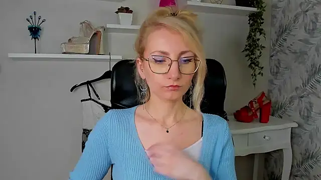 CinderellaMoon online show from March 30, 5:29 am