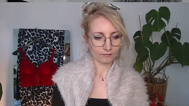 CinderellaMoon online show from April 9, 6:19 am